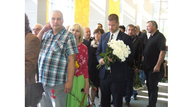 Преди да застане пред ковчега, кметът на Стара Загора Живко Тодоров търпеливо изчака на опашката с голям букет бели хризантеми в ръка.