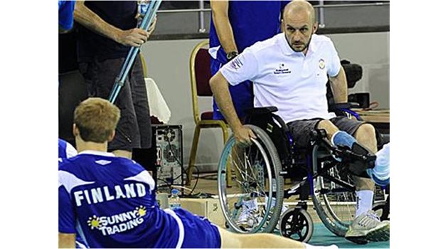 УНИКАТ: Дори и след контузия, която го прати в количка, Беруто продължи да дирижира играта на Финландия.