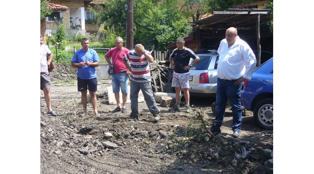 Кметът на Котел Коста Каранашев /вдясно, с бялата риза/ дава указания на екипите, дошли да разчистват най-пострадалите улици в града.