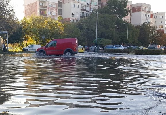 Няколко улици се превърнаха в реки