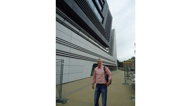 Христо Генчев пред сградата, проектирана от Заха Хадид, чиято фасада е дело на неговата фирма.