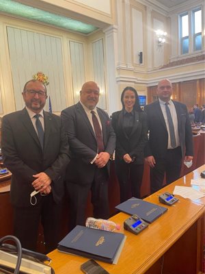 Бранимир Балачев (първият вляво, е единственият адвокат сред варненските депутати)
Снимка: ГЕРБ Варна