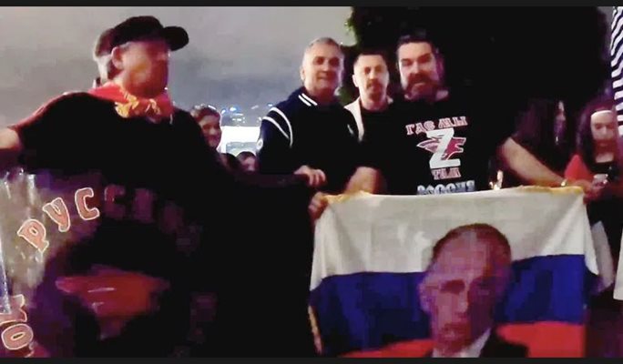 (Видео) Бащата на Джокович позира със знаме на Путин