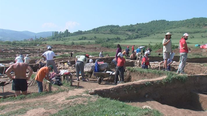 Алрхеолози по време на разкопките на античното селище СНИМКА: АНТОАНЕТА МАСКРЪЧКА