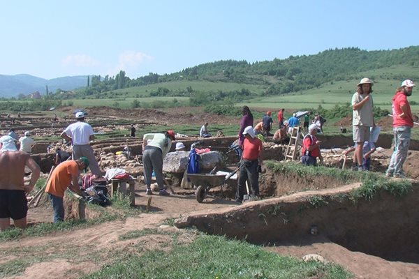 Алрхеолози по време на разкопките на античното селище СНИМКА: АНТОАНЕТА МАСКРЪЧКА