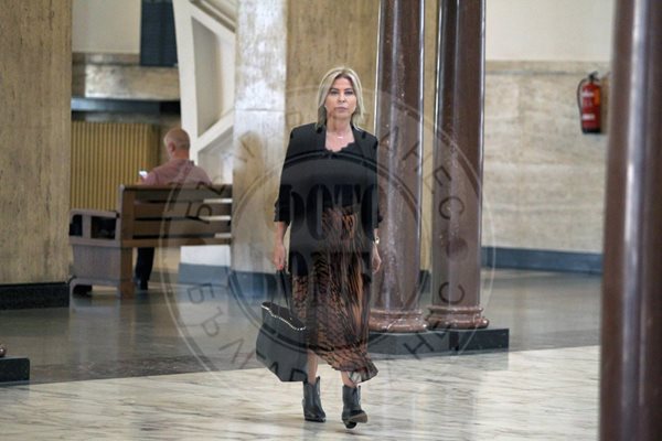 Десислава Дишлиева дефилира с маркови дрехи и тигрови десени в кулоарите на съда