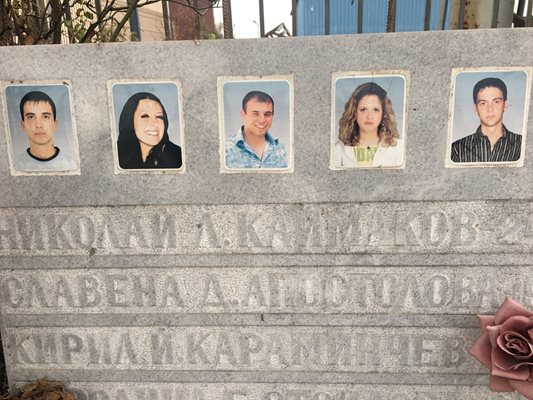 Паметникът на петимата загинали младежи на пътя Пловдив - Асеновград. Славена Апостолова е втората от ляво на дясно.