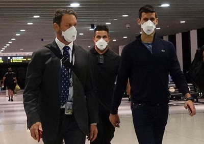 Новак Джокович (вдясно) напусна Австралия, след като визата му бе анулирана. Снимка: Ройтерс