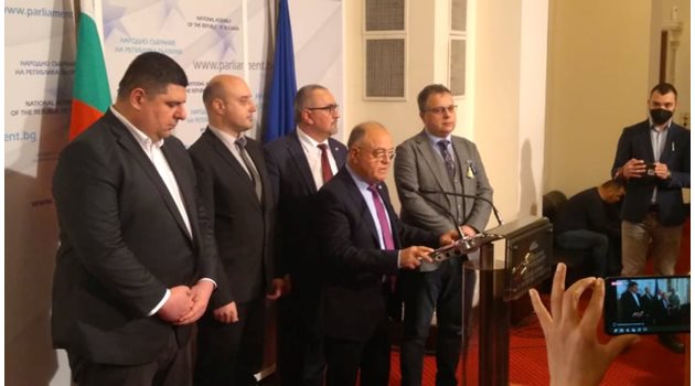 Ген. Атанас Атанасов и депутати от ДБ направиха изявление от кулоарите на парламента.