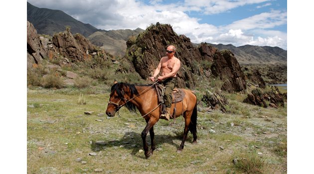 Руският президент язди кон, което е част от мачовския му образ.