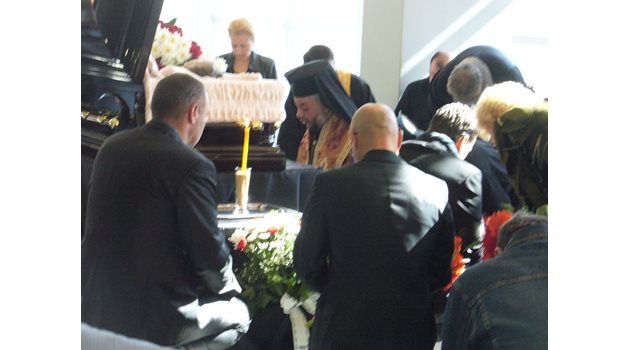 По време на опелото в един момент владиката Киприан и всички присъстващи паднаха на колене, отдавайки почит на починалия.