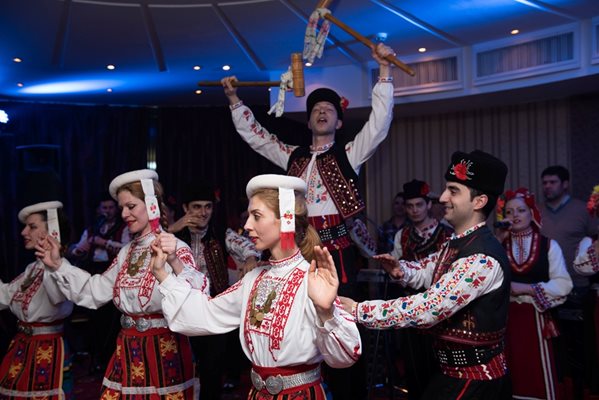В духа на българските народни традиции тържеството започна с изпълнения на ансамъл "Странджа".