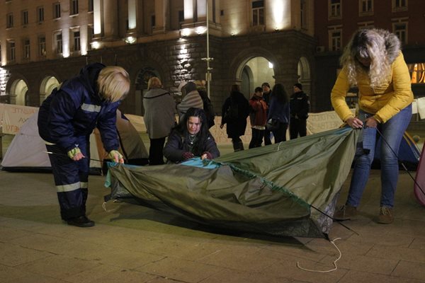 След срещата с премиера Бойко Борисов протестиращите цяло денонощие преди това медицински сестри събраха палатките, които бяха разпънали под прозорците на Министерския съвет. СНИМКА: РУМЯНА ТОНЕВА