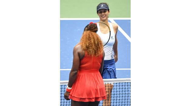 Цветана Пиронкова и Серена Уилямс се поздравяват в мача от 1/4-финалите на US Open, който американката спечели много трудно. СНИМКА: РОЙТЕРС