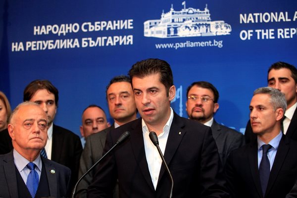 Кирил Петков обяви от името на “Продължаваме промяната” и “Демократична България”, че напускат пленарната зала, докато не влязат за обсъждане промените в Изборния кодекс.