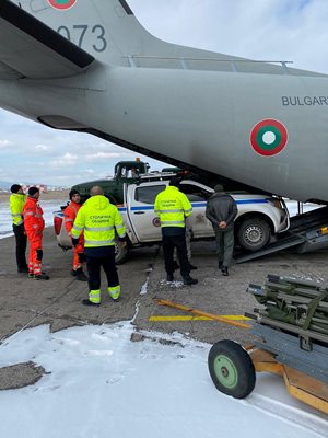 Екипите пристигнаха със самолета „Спартан“ на Министерство на отбраната, за да помогнат на пострадалите от разрушителното земетресение в Турция.