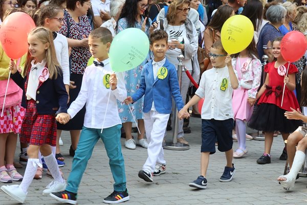 Най-развълнувани от първия звънец и топлото посрещане в училище бяха първокласниците. Въпреки прогнозите за дъжд хубавото време и есенното слънце направиха деня за тях още по-хубав.