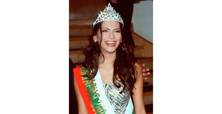 Ивайла става Мис България през 2001 година