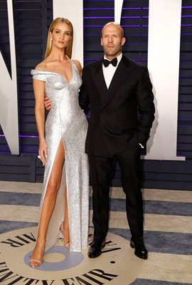 Джейсън Стейтъм и Роузи Хънтингтън-Уайтли с рокля, дело на "Версаче".