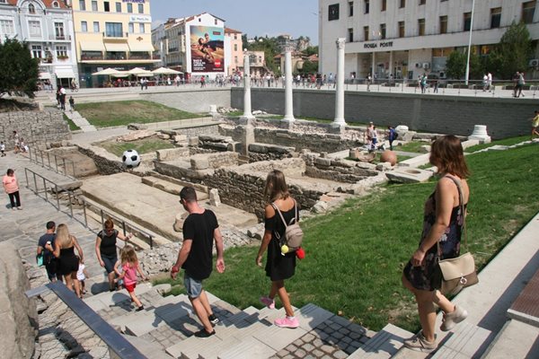 За мнозина най-ценното на обновения площад в Пловдив са реставрираните антики от древната агора. Снимки: Евгени Цветков