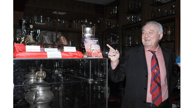 Носителят на “Златната обувка” Петър Жеков е дарил много от най-ценните си индивидуални награди на музея на ЦСКА.
