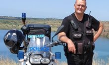 51-годишният Кирил Петков е пострадалият при гонката с мигранти. Той е дългогодишен кадър на Специализираните полицейски сили в СДВР