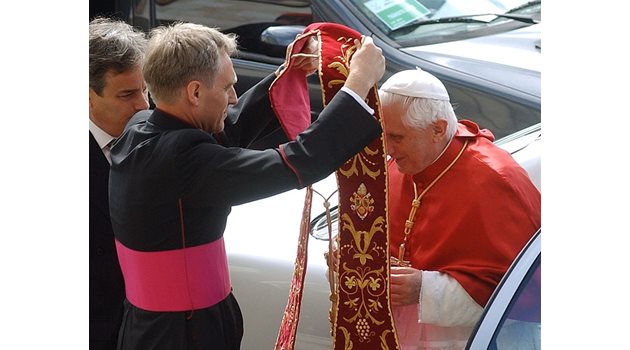 Отец Георг с папа Бенедикт XVI през 2007 г. СНИМКА: Уикипедия