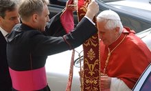 Секретарят на покойния Бенедикт XVI: Папата страдаше заради мръсотията в Църквата