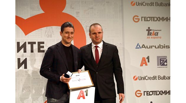 Михаил Александров получи отличието от президента на Българската асоциация на спортните журналисти Найден Тодоров.