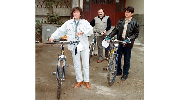 Долорес Арсенова, съпругът й Асен и малкият Калоян тръгват на велопоход от старото си жилище през 2002 г.