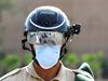 Полицаите в ОАЕ мерят температурата на стотици хора с "умни" каски