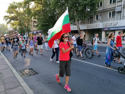 Протестиращи развяха трибагреници по бул. "Булаир" на път за Морската градина.