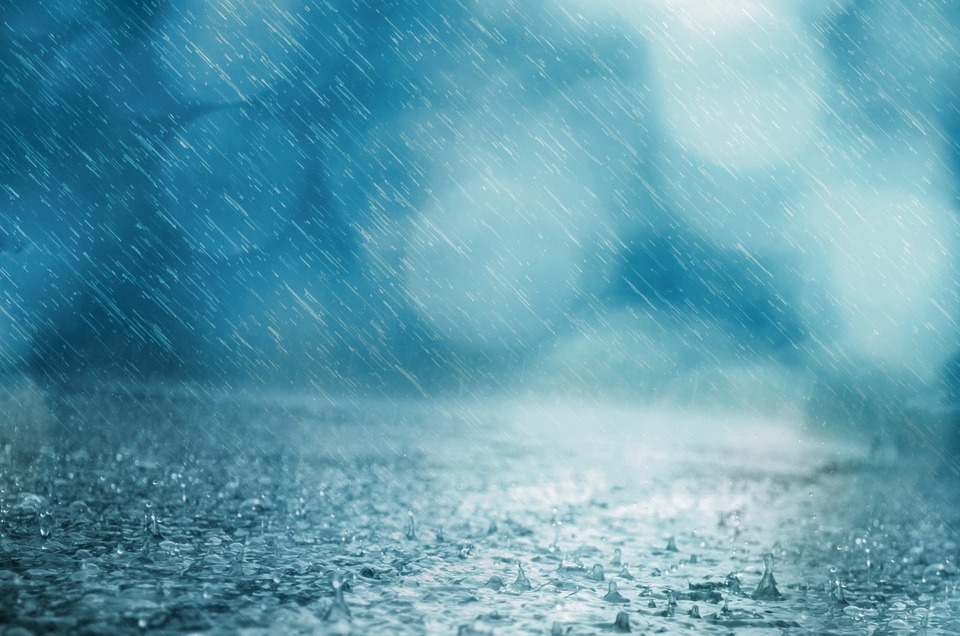 Пороен дъжд наводни улици в Сливен