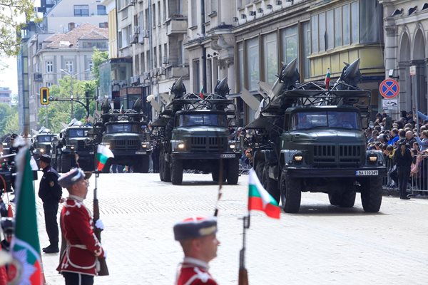 Военните показаха техниката, с която разполагат, на миналогодишния парад за 6 май. Тази година такъв нямаше. СНИМКА: ВЕЛИСЛАВ НИКОЛОВ