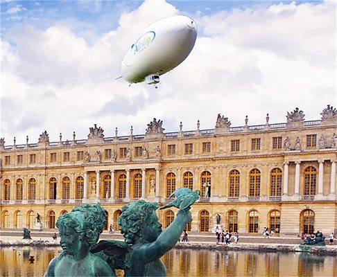 Цепелин вози туристи над двореца Версай (галерия)