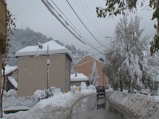 До 70 см стигна снежната покривка в Габрово след 44 ч непрекъснат валеж. СНИМКА: АВТОРЪТ