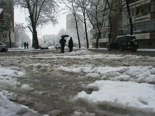 Придвижването на пешеходци във Видин е затруднено заради наводнените от мокрия сняг улици