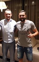 Влади Гаджев позира с агента си Генади Вучков след подписването на договора с "Анортозис".