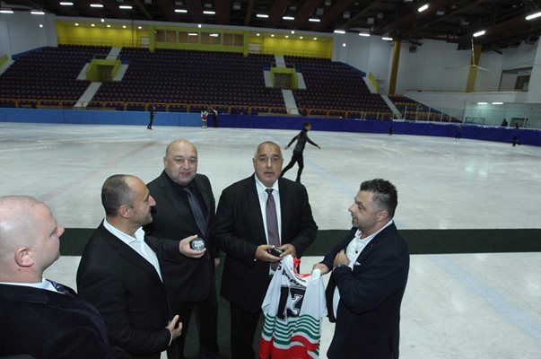 И спортният министър Красен Кралев присъства на инспекцията. СНИМКИ: Йордан Симеонов