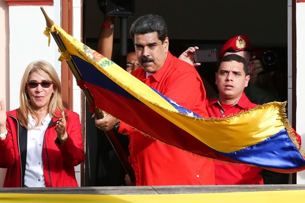 Мадуро свика митинг в своя подкрепа пред двореца.