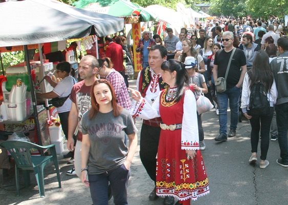 Народният събор в парк "Лаута" винаги събира хиляди посетители.