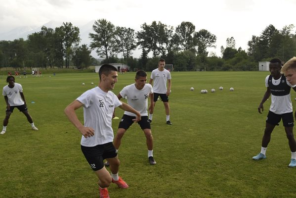 Футболистите на "Локомотив" (Пловдив) приемат в събота "Созопол".