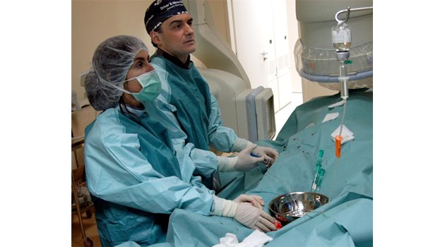 ПРОБИВЪТ: Доц. Иво Петров по време на безболезнената инвазивна процедура, наречена ангиография, която ремонтира сърцето без хирургическа операция.