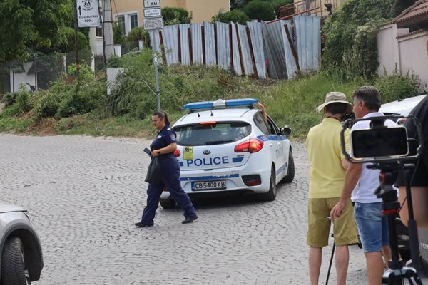 Полицията е отцепила пътя към мястото на убийството