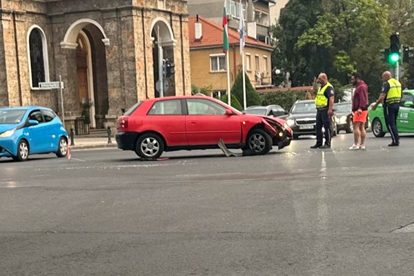 Едната от катастрофиралите коли пречи на движението.


Снимка: Авторът