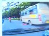 2-годишно дете изпадна от автобус в Китай (видео)