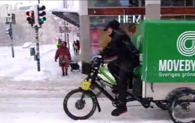 Дори в студ и сняг товарните електрически велосипеди доказват достойнствата си при пренос на стоки по улиците на града. Кадър БНТ