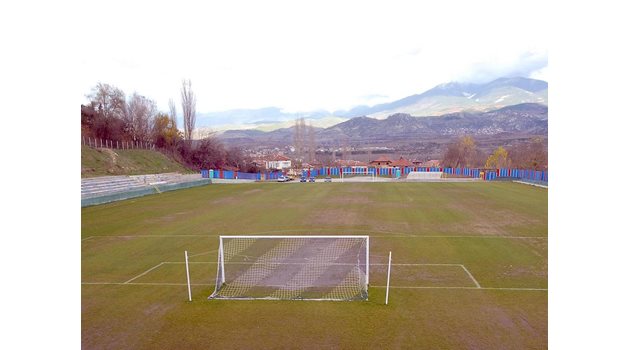 КРАСОТА: Стадионът в Микрево е заключен между планините Пирин и Малеш.