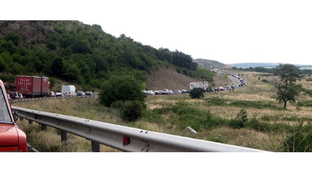 Километричните задръствания на границата изнервят запътилите се към почивка в Гърция българи.