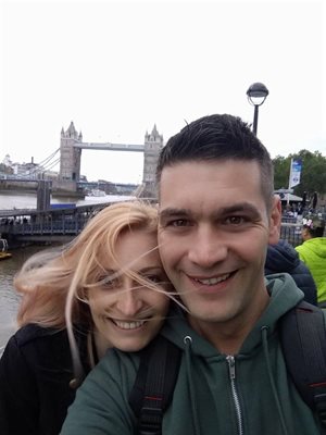 На 29 май Стефан Стефанов и съпругата му Десислава са си пуснали във фейсбук тази снимка на фона на Тауър бридж в Лондон.